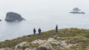 An Fharraige Eadrainn – The Sea Between Us